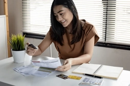 Debt Consolidation Loan vs. Credit Card Refinancing: How To Choose